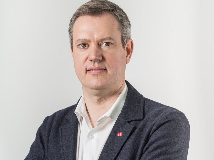 Trasporto di rifiuti: lvh.apa chiede di mantenere integralmente l'accordo di settore Ritratto di un uomo con camicia bianca e giacca scura su sfondo bianco