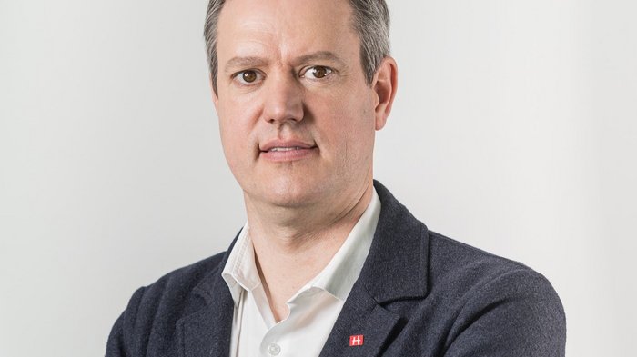 Trasporto di rifiuti: lvh.apa chiede di mantenere integralmente l'accordo di settore Ritratto di un uomo con camicia bianca e giacca scura su sfondo bianco