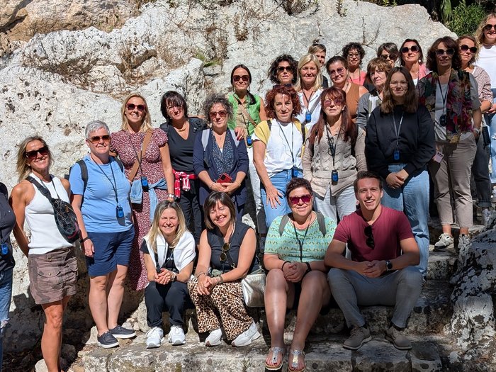 Sizilien – Sonne, Stil und starke Frauen: Die lvh-Frauen auf inspirierender Reise Gruppenfoto von 27 Personen vor einer Felswand bei sonnigem Wetter