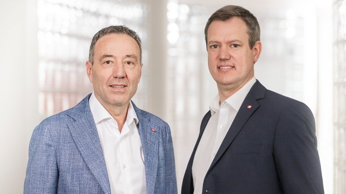 lvh.apa accoglie favorevolmente la proposta dell’INAIL: “Finalmente vengono premiate le imprese che prendono sul serio la sicurezza sul lavoro” Due uomini in abiti formali davanti a uno sfondo luminoso e moderno