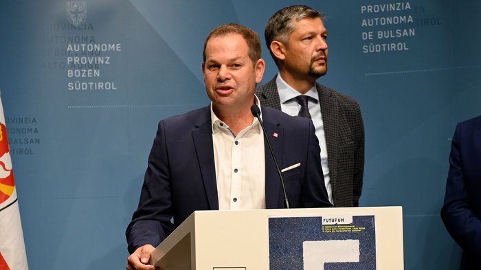 Futurum und World Skills Italy von 28. bis 30. September in Bozen Mann spricht an einem Rednerpult bei einer Veranstaltung in Südtirol