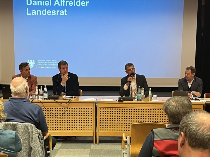 Rat des Südtiroler Handwerks setzt klare Schwerpunkte Podiumsdiskussion mit Daniel Alfreider beim Landesratstreffen in Südtirol