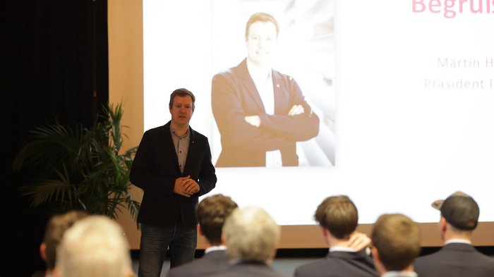 Aperitivo WorldSkills alla Casa dell'Artigianato Uomo che tiene una presentazione davanti a un pubblico con proiettore