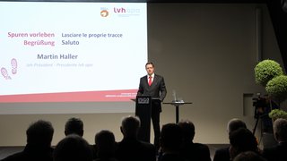News Martin Haller hält eine Rede bei einer Veranstaltung vor Publikum