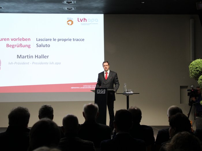 Sostenibilità: l’impronta indelebile dell‘artigianato Martin Haller tiene un discorso durante un evento di fronte al pubblico