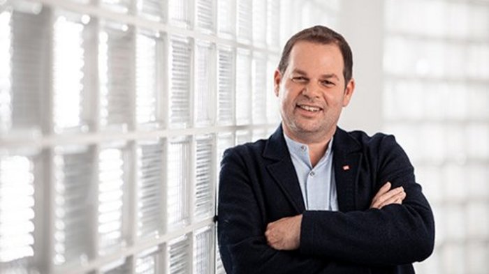 Gemeinderatswahlen 2020: Handwerker vertreten Wirtschaft und Gesellschaft Mann mit verschränkten Armen vor Glaswand in heller Umgebung