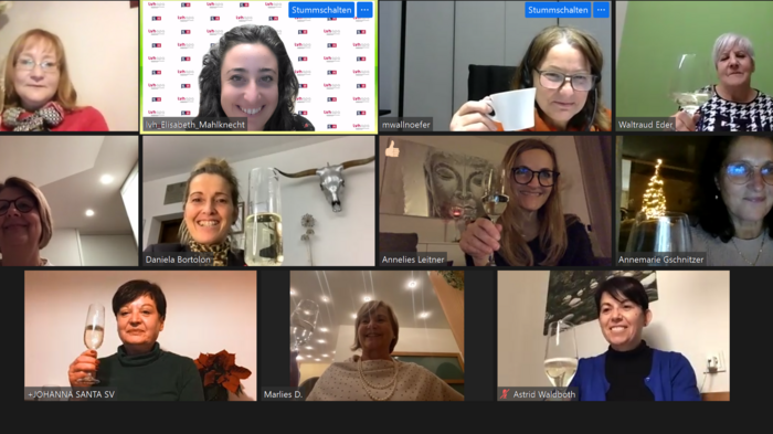 Weihnachtsumtrunk der Frauen im lvh Frauen trinken virtuell bei einer Online-Videokonferenz Sekt