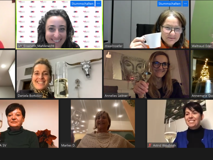 Weihnachtsumtrunk der Frauen im lvh Frauen trinken virtuell bei einer Online-Videokonferenz Sekt