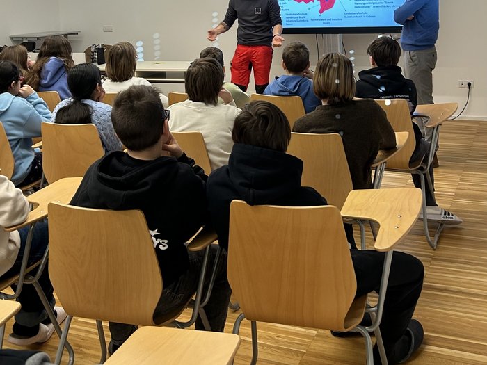 Berufsfindung leicht gemacht Lehrer erklärt Berufsschulen in einem Klassenzimmer vor Schülern