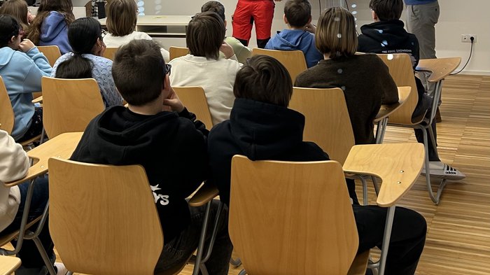 Südtiroler Meisterempfang: 39 langjährige Meister geehrt Lehrer erklärt Berufsschulen in einem Klassenzimmer vor Schülern