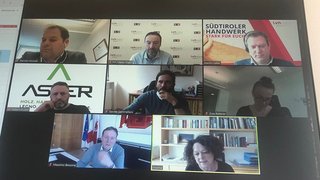 News Online-Meeting mit acht Teilnehmern in Videokonferenzsoftware