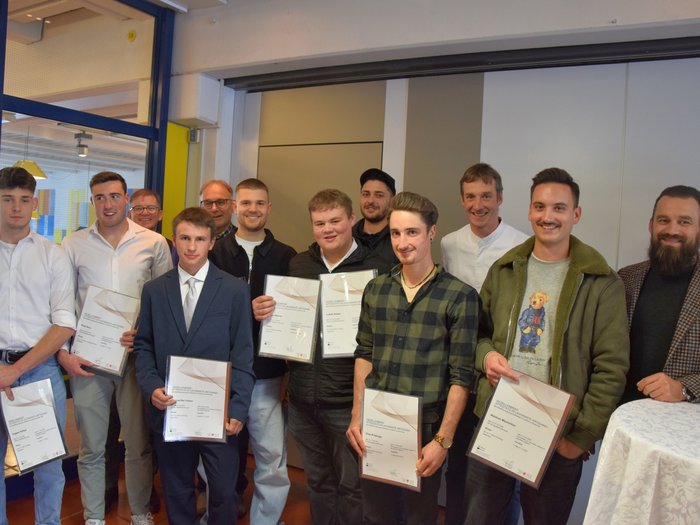Feierlicher Abschluss im BBZ „Emma Hellenstainer“: Neue Fachkräfte im Konditor-, Bäcker- und Metzgerhandwerk ausgezeichnet Gruppe junger Männer posiert mit Urkunden bei einer Zertifikatsübergabe