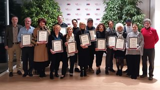 News Gruppe von 15 Personen mit Urkunden vor LVH-Hintergrund