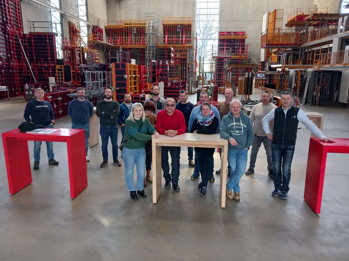 “Il futuro dell’edilizia risiede nella digitalizzazione” Gruppo di persone in magazzino con scaffali e tavoli