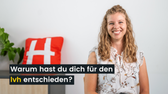 Jobs Frau lächelt neben einem Kissen mit helvetischem Kreuz und Text über LVH