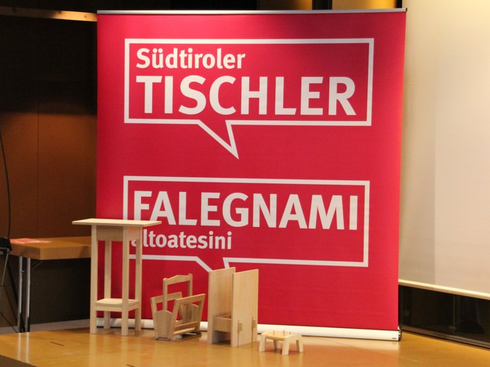45 Teilnehmer bei Jugendwettbewerb Roter Banner mit Südtiroler Tischler und Holzmöbel unten davor