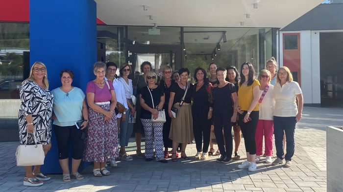 „Nachhaltig - über die Grenzen hinaus“ Gruppe von Frauen steht vor dem Gebäude mit Schönthaler-Logo