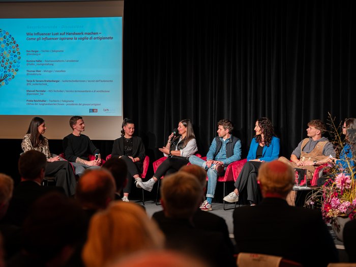 Giornata dell'artigianato Tavola rotonda con influencer sul mestiere davanti a un pubblico