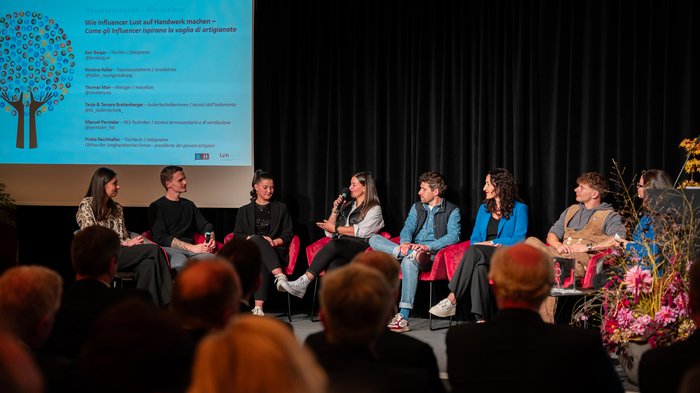 Tag des Handwerks Podiumsdiskussion mit Influencern zum Thema Handwerk auf Bühne vor Publikum
