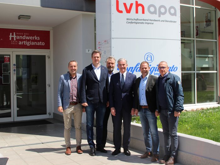 Visita d’eccezione per i vertici di Confartigianato Bolzano Sei uomini posano davanti all'edificio dell'associazione artigiani LVH APA