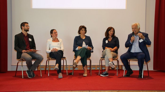 Das Comeback des ländlichen Raumes Fünf Personen sitzen auf Stühlen auf Bühne bei Podiumsdiskussion