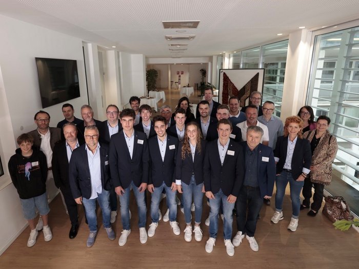 WorldSkills Aperitif im Haus des Handwerks Gruppenfoto von 26 Personen in einem modernen Büro mit großen Fenstern