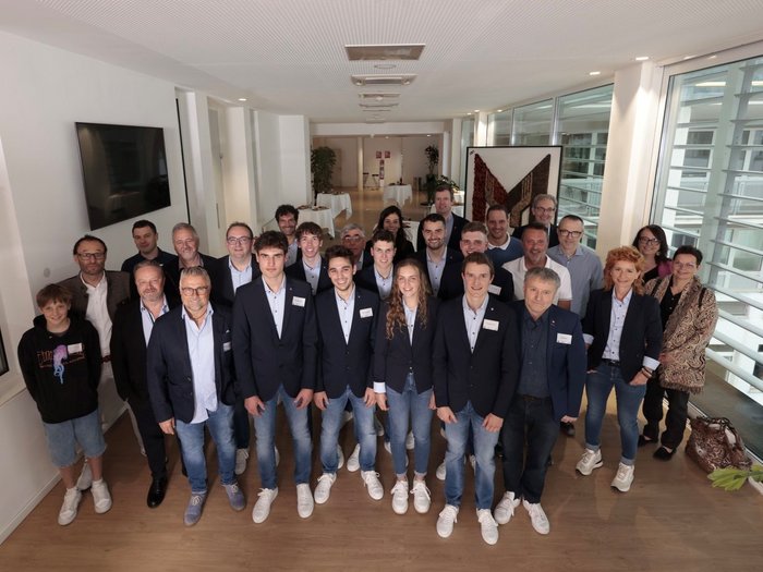 Aperitivo WorldSkills alla Casa dell'Artigianato Foto di gruppo di 26 persone in un ufficio moderno con grandi finestre