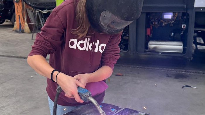Campagna informazione carriere Nova Ponente e Nova Levante Persona con casco da saldatura che salda parti metalliche in una officina