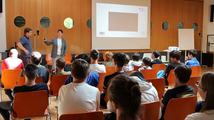 Entscheidung für den richtigen Beruf Mehrere Schüler lauschen einem Vortrag mit Präsentation in einem Klassenraum