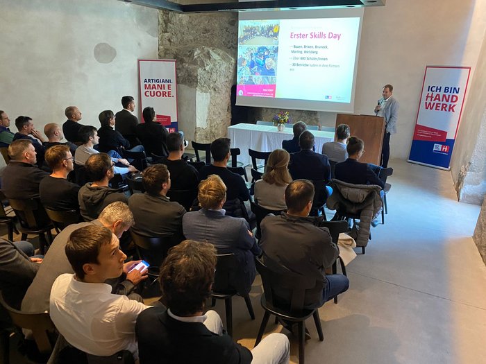 Tag der Gebäudetechnik Zuhörer bei Vortrag über Erster Skills Day in historischem Raum