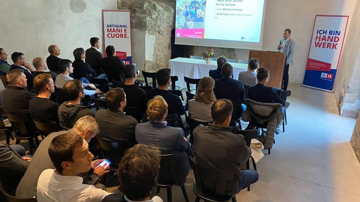 Tag der Gebäudetechnik Zuhörer bei Vortrag über Erster Skills Day in historischem Raum