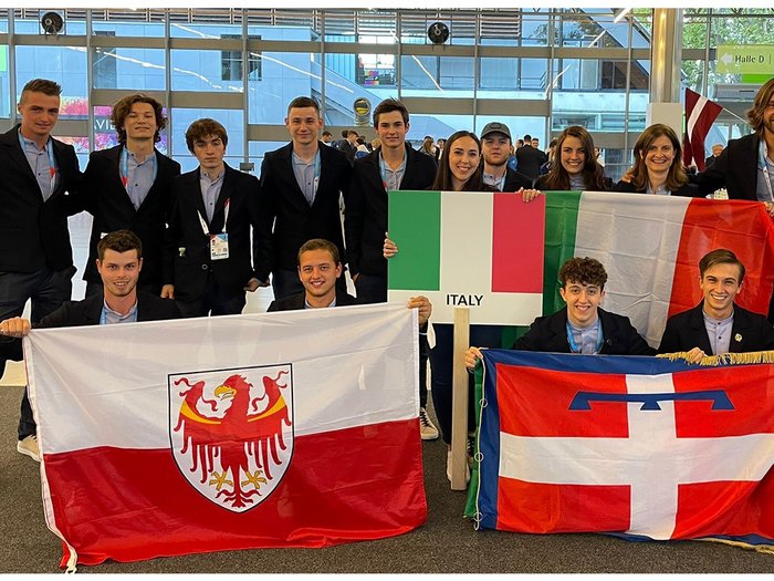 Die EuroSkills 2021 sind offiziell eröffnet Gruppo di giovani con bandiere di Italia, Alto Adige e Trentino a un evento