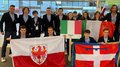 Die EuroSkills 2021 sind offiziell eröffnet Gruppe junger Menschen mit Flaggen von Italien, Südtirol und Trentino bei Veranstaltung