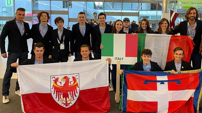Die EuroSkills 2021 sind offiziell eröffnet Gruppe junger Menschen mit Flaggen von Italien, Südtirol und Trentino bei Veranstaltung