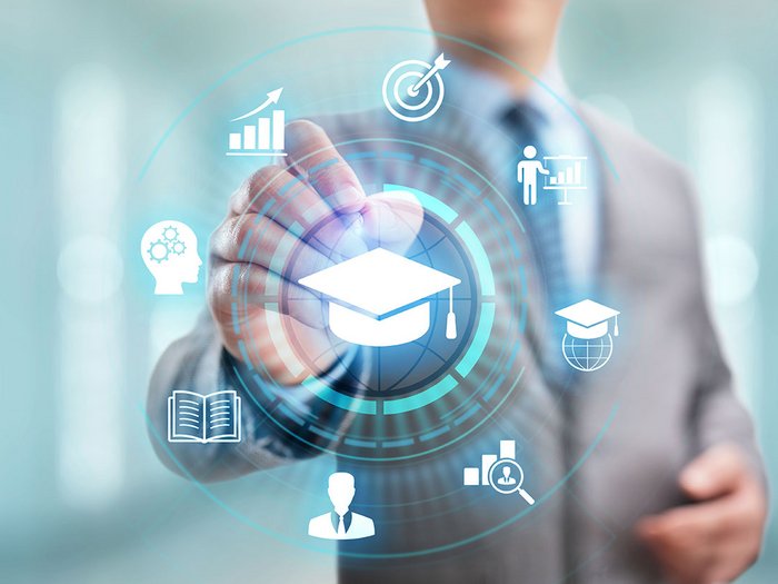 Formazione gratuita presso lvh.apa Uomo in giacca interagisce con interfaccia digitale di strumenti educativi