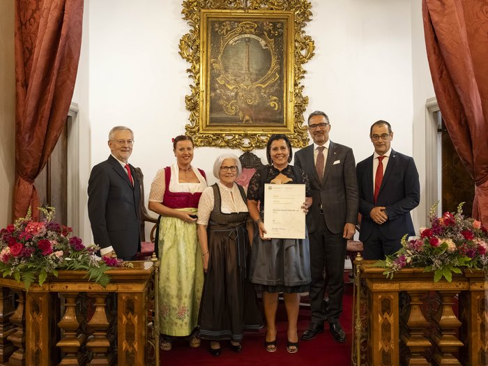 Premio Economia 2026: premiate 8 aziende associate lvh.apa Gruppo di persone in costumi tradizionali e abiti con certificato in una stanza elegante