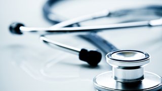 Webinare Nahaufnahme eines Stethoskops auf einem weißen Tisch