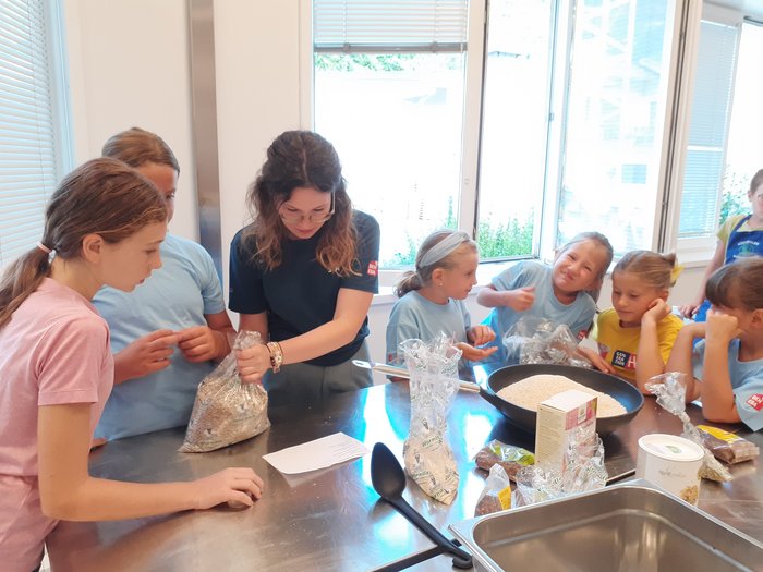 Kids-Academy 2024: Das große Finale Kinder lernen in der Küche, Lebensmittel zuzubereiten und zu wiegen