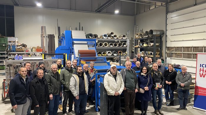 Zukunftsorientierte Themen bei der Ortsversammlung in Latsch Gruppenfoto von Erwachsenen in einer Werkstatt vor Maschinen und Materialregalen