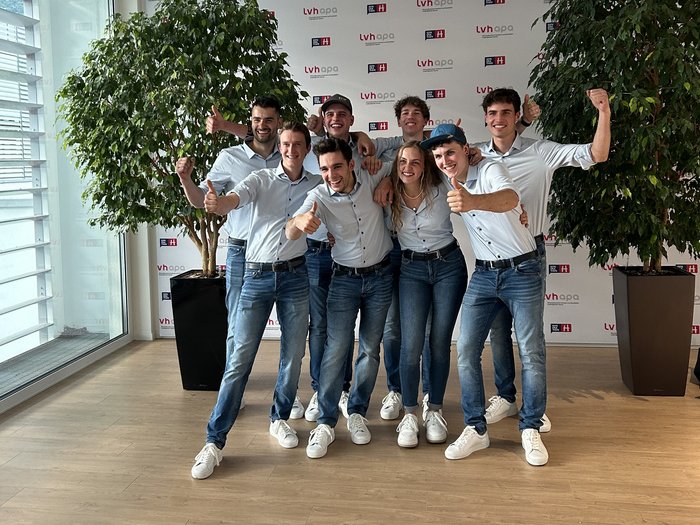 WorldSkills Aperitif im Haus des Handwerks Eine Gruppe junger Leute in Jeans und Hemden zeigt Daumen hoch und freut sich