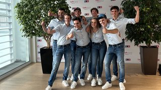 News Eine Gruppe junger Leute in Jeans und Hemden zeigt Daumen hoch und freut sich