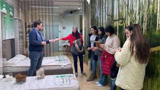 News Gruppe von Frauen in einem Matratzenladen mit Verkäufer