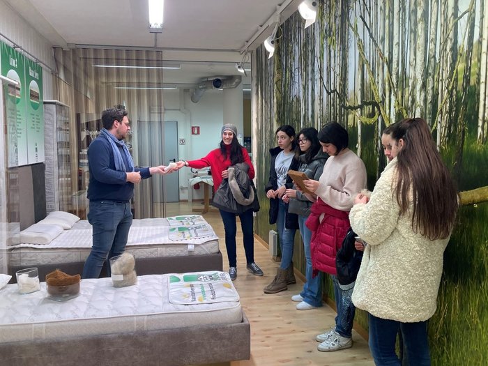 Leifers: Junghandwerker und Gastronomen on Tour Gruppe von Frauen in einem Matratzenladen mit Verkäufer