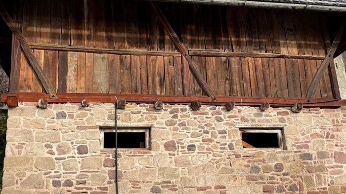 Formazioni online gratuite: ristrutturare in modo innovativo e sostenibile Casa antica con muro in pietra e tetto di legno in ambiente rurale