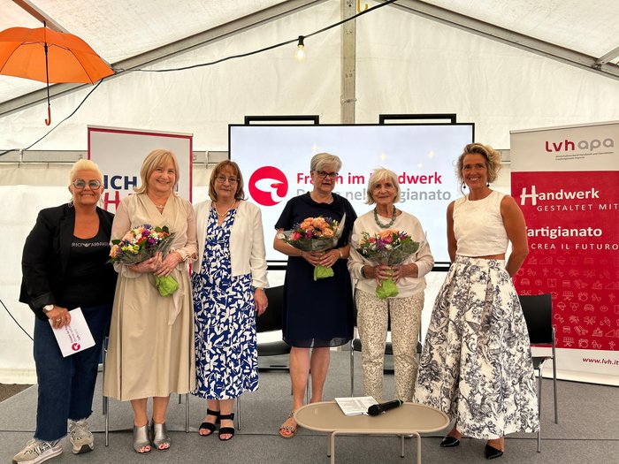 40 Jahre Frauen im Handwerk Sechs Frauen auf einer Bühne bei einer Veranstaltung für Frauen im Handwerk