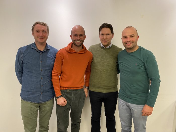 Il presidente di lungo corso cede lo scettro Quattro uomini sorridenti in piedi davanti a una parete bianca