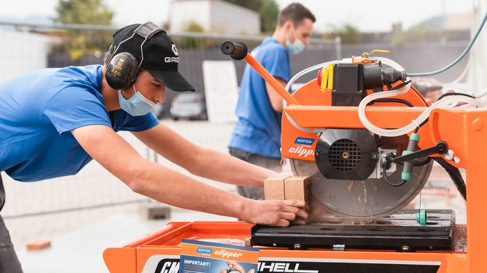 WorldSkills Shanghai: Ein Traum zum Greifen nah Arbeiter schneidet Ziegelsteine mit einer elektrischen Schneidemaschine