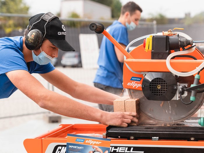 WorldSkills Shanghai: Ein Traum zum Greifen nah Arbeiter schneidet Ziegelsteine mit einer elektrischen Schneidemaschine