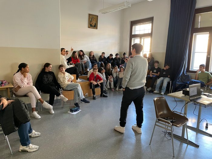 Immergersi nel mondo dei mestieri Giovane che fa una presentazione a un gruppo di adolescenti in aula