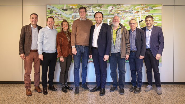 Bildungsweichen stellen für die Zukunft Acht Personen stehen vor einer Wand mit einer landwirtschaftlichen Karte